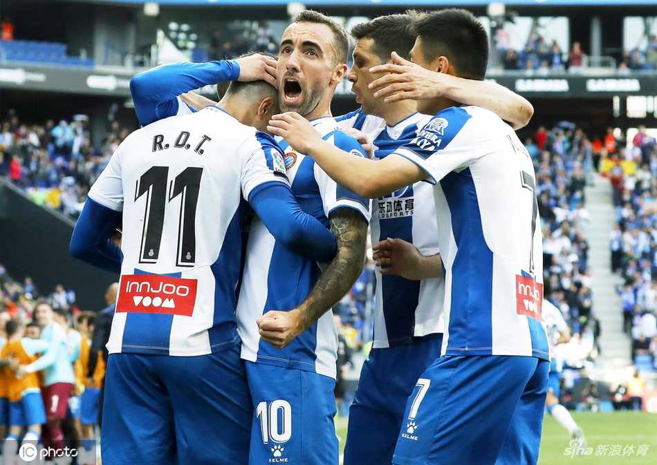 武磊在底线突破后起脚传中的瞬间，皮球画出一道弧线飞向门前，导致对方防线混乱