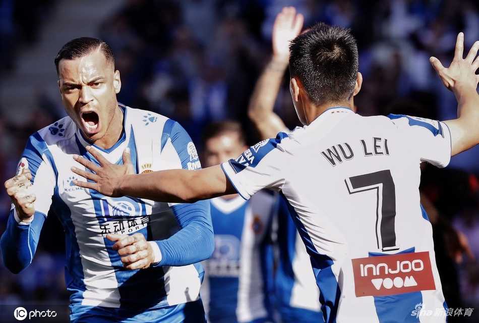 武磊在禁区内高高跃起，试图争抢头球攻门，展现了出色的弹跳和抢点意识