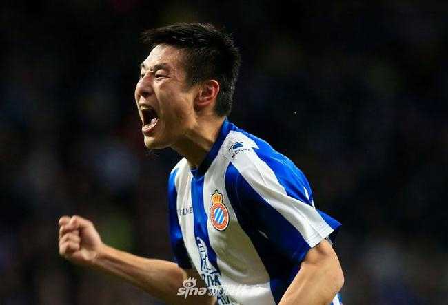 赛后，武磊在场边向全场球迷致谢，他的脸上带着坚毅与满足，享受着来自看台的欢呼与掌声。