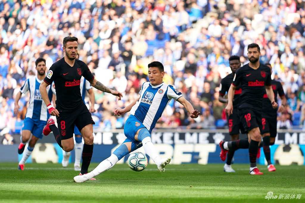 武磊在比赛中积极拼抢，奋力追赶皮球，他的速度和拼劲给马竞防线制造了巨大麻烦