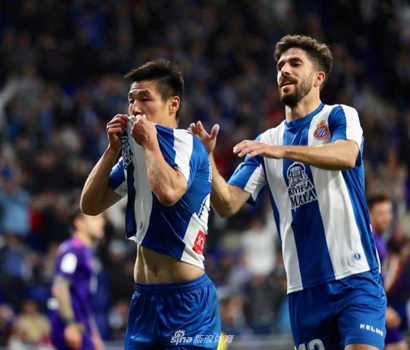 进球瞬间，武磊身体腾空侧倾，凌空抽射的动作舒展而充满力量，皮球如出膛炮弹般直挂球网，门将扑救不及。