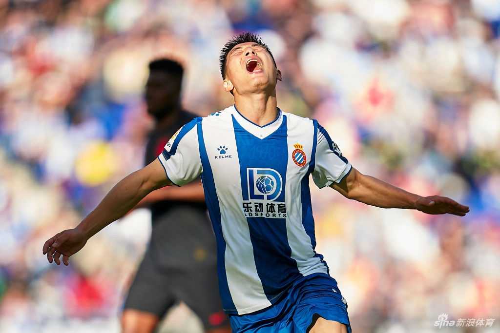 西班牙人队友们围在一起庆祝进球，武磊面带笑容融入其中，这是全队努力的成果