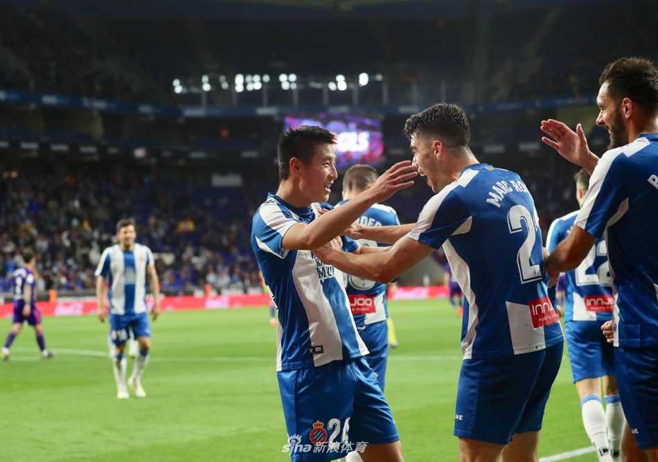 武磊深情低头亲吻胸前的西班牙人队徽，仿佛在向主场球迷倾诉衷肠，这一刻他完全融入了球队的大家庭。