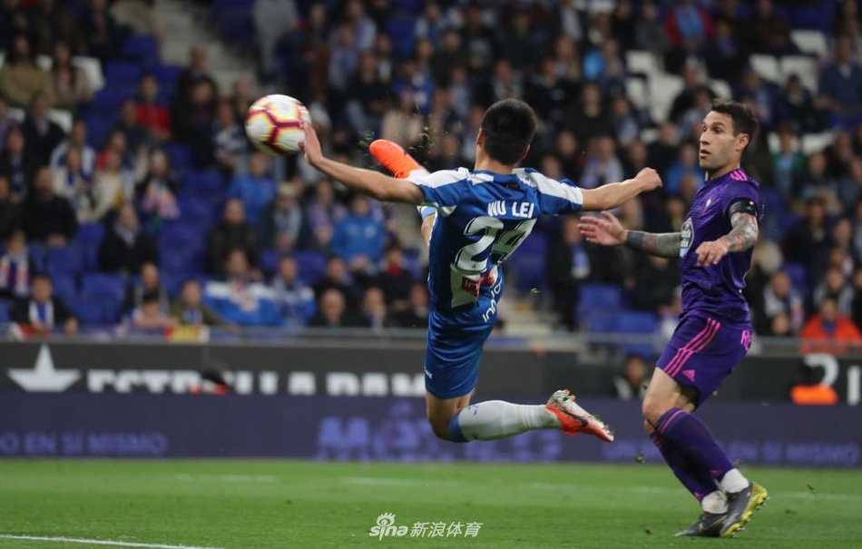 武磊与蜂拥而至的队友紧紧相拥，他的眼中闪烁着激动的光芒，脸上洋溢着幸福的笑容，团队的凝聚力在这一刻尽显。