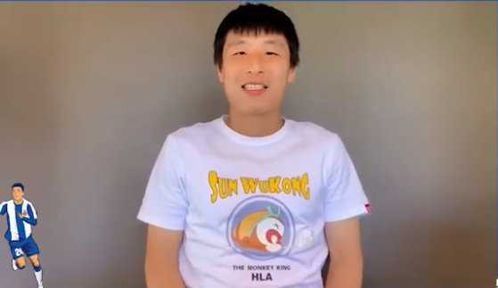 在理发前，武磊的头发已经相当长，看起来有些蓬松甚至凌乱，他双手插兜站在路边，这个略显沧桑的形象与他平日的精干模样形成了鲜明对比。