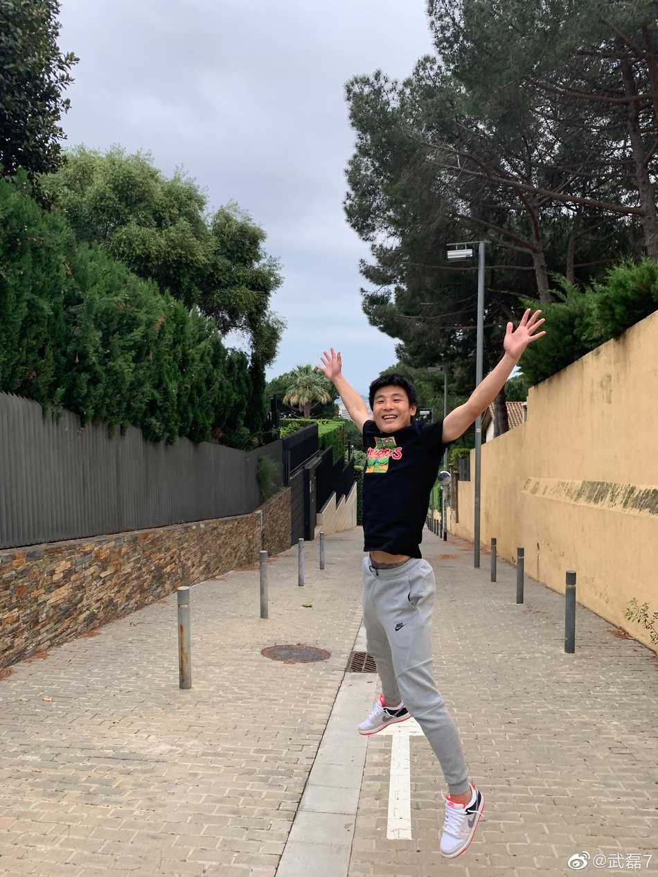 理完发后的武磊特意站在室外，沐浴着阳光拍下全身照。一头清爽的短发让他显得精神焕发，身穿深色运动服的他，仿佛已经做好了随时重返训练场的准备。