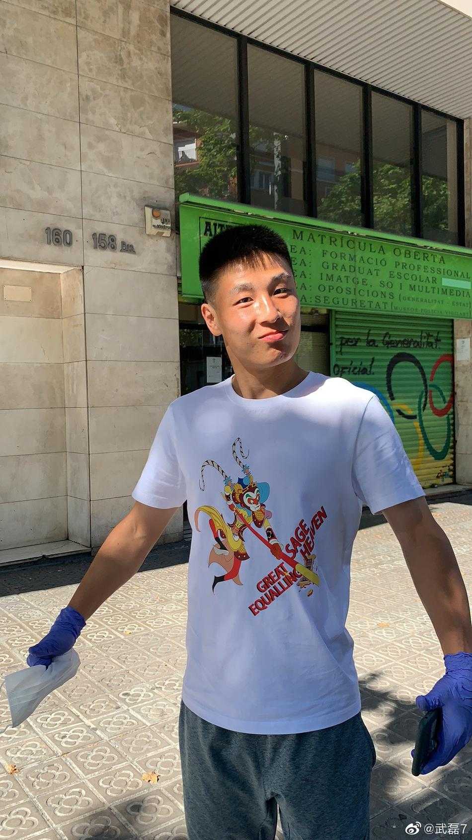 武磊坐在理发店的椅子上，虽然戴着口罩，但眉眼间满是笑意，他对着镜子举起手机自拍，记录下这期待已久的焕新时刻。