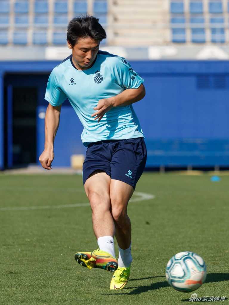 武磊站在理发店门口，全副武装戴着口罩和手套，只露出眼睛。他对着镜头开心地比出一个胜利的手势，宣告自己正式结束“长发时代”，迎来崭新开始。