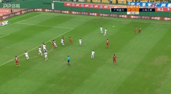 武磊面对强敌广州恒大，在禁区右侧稍作调整，用一脚标志性的低射洞穿球门远角，展现了他在关键时刻冷静的杀手本色。