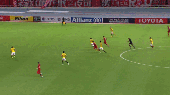 在亚冠赛场上，武磊如一道白色闪电瞬间摆脱防守，在禁区右侧果断起脚劲射，皮球直挂死角，对方后卫只能无奈地挥手，感叹这无解的破门。