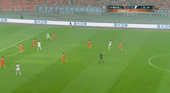 武磊在加泰罗尼亚德比的最后时刻，用一记小角度劲射攻破了巴萨的球门，他张开双臂激情滑跪，享受着属于中国足球的荣耀时刻。