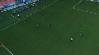 武磊在比赛中高高跃起，用身体对抗对方后卫，眼神中充满坚毅，这是属于中国足球的斗士，时刻准备着为每一次机会奋力一搏。