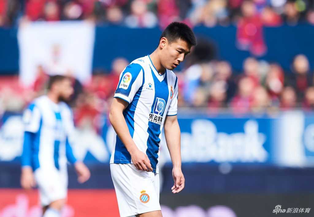 武磊在禁区内起脚劲射，对方防守球员飞身封堵，场面紧张激烈