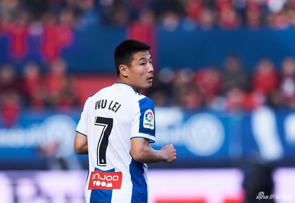 西班牙人中后卫卡夫雷拉临时客串门将，他穿着不熟悉的门将球衣，神情严肃地准备扑救