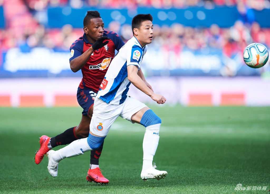 西班牙人新援德托马斯在比赛中护球，他利用身体优势卡住身位，展现出强大的支点作用