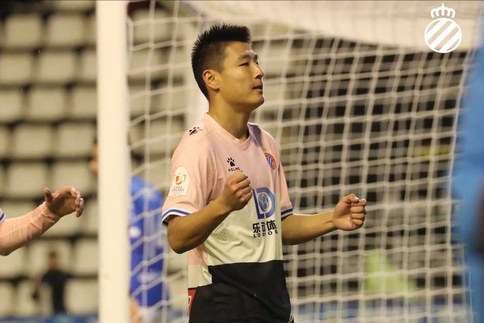 武磊在完成惊艳的蝎子摆尾破门后，张开双臂激情奔跑庆祝，身后的队友们纷纷伸出手臂，脸上写满了难以置信和狂喜的表情