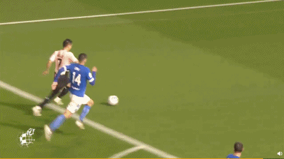 比赛画面中，武磊机敏反越位成功，接队友直塞后形成单刀，面对门将他冷静推射破门，整个过程一气呵成，展现了顶级射手的冷静与速度