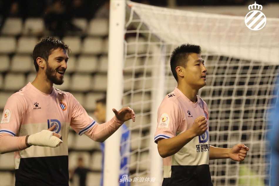 进球后的武磊被热情的西班牙人球迷紧紧抱住，球迷的脸上洋溢着幸福的笑容，甚至有球迷激动地亲吻武磊，场面热烈而感人