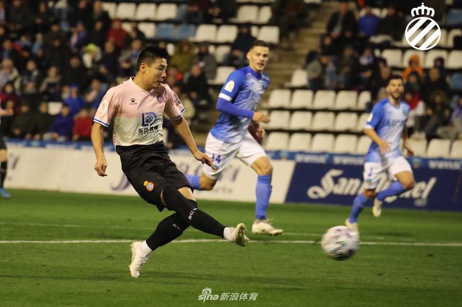 武磊在进球后激情怒吼，身边是簇拥着他的西班牙人队友，场边是忘情欢呼的球迷，整个球场都为他的精彩表现而沸腾