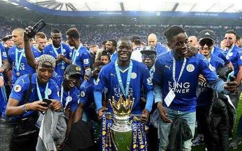 瓜迪奥拉在场边激情指挥，他张开双臂身体前倾，仿佛要将自己的战术思想直接传递给场上的每一名球员，眼神中充满对胜利的渴望