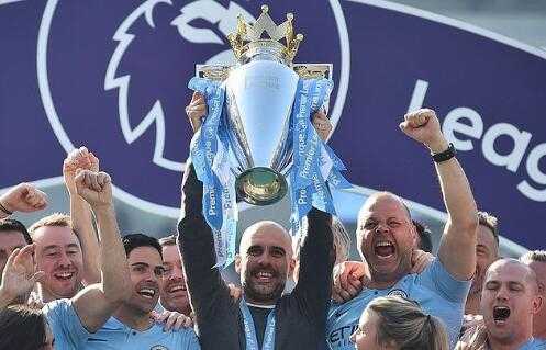 阿圭罗张开双臂在球迷山呼海啸的欢呼中奔跑，身后是蜂拥而至的队友，这一刻的狂喜凝聚了曼城进攻线水银泻地般的进攻美学