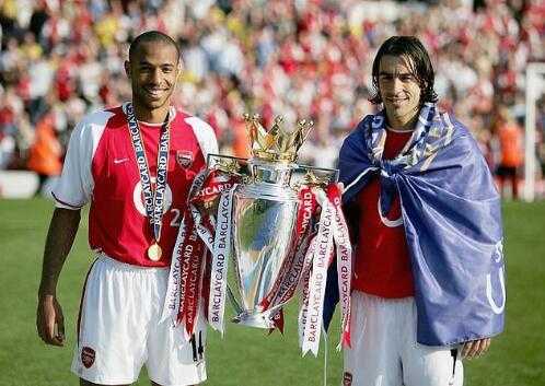 曼城全队在奖杯旁拍摄全家福，球员们笑容灿烂，教练组围拢在侧，这支王者之师用合影定格了他们共同创造的辉煌历史