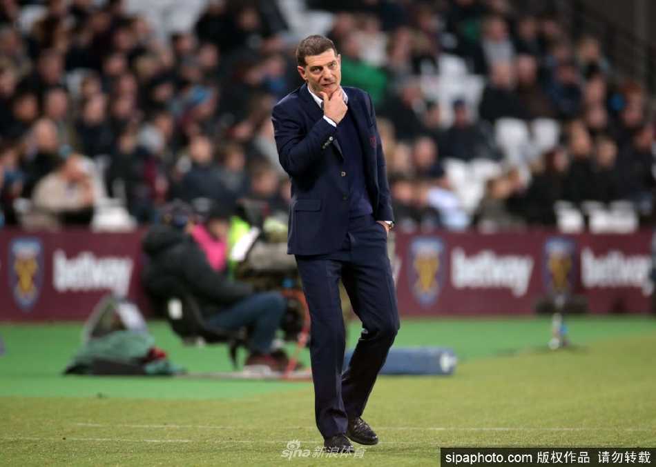 比利奇与俱乐部高层在签约仪式上亲切握手，桌上摆放着俱乐部文件与钢笔，象征着合作关系的正式确立。