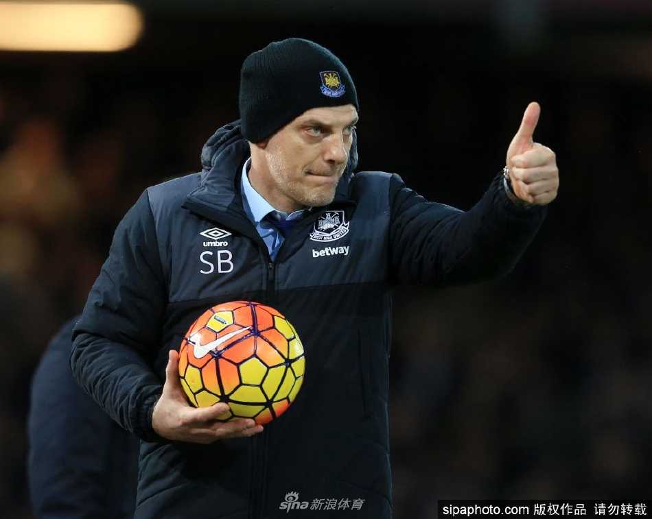 比利奇在新闻发布会上侃侃而谈，手势有力，背景是沃特福德俱乐部的巨大标志，现场记者纷纷记录这一重要时刻。