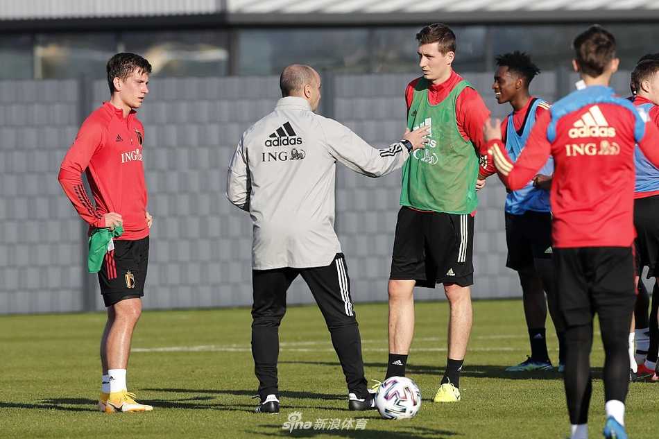 训练场上，库尔图瓦伸展双臂，指尖仿佛能触碰天空，他像一位孤独的守护神，守护着比利时足球最后的尊严与希望，每一次扑救都写满了坚定。