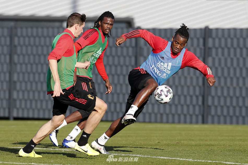 马丁内斯在场边凝神指挥，他像一位运筹帷幄的画家，试图用手中的画笔，在绿茵场上描绘出比利时足球最绚烂的也是最后的华彩乐章。