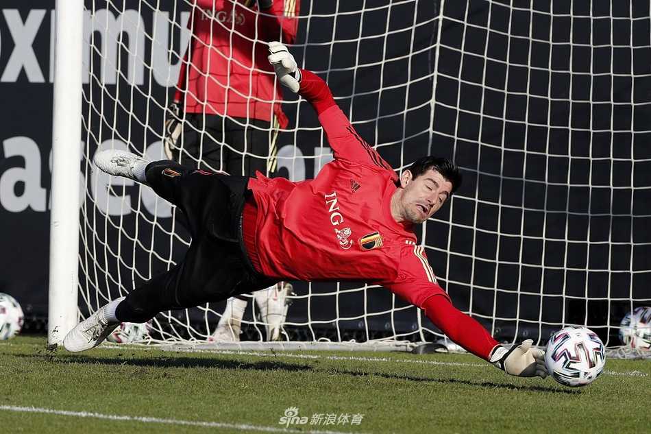 维尔通亨领衔后防众将，目光如炬，岁月的痕迹刻在脸上，但对胜利的渴望丝毫未减，他们正用身体筑起比利时足球的最后一道防线。