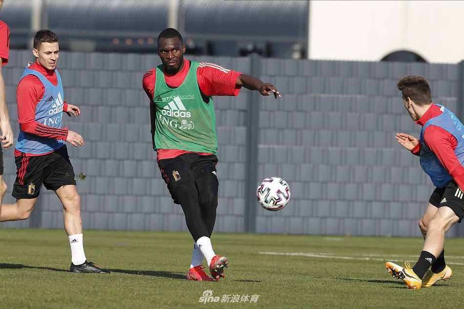 卡斯塔涅奋力拼抢，脚下的皮球扬起一片草屑，汗水在阳光下闪耀，这不仅仅是一次普通的训练，而是比利时战士为捍卫国家荣誉而战的决心。