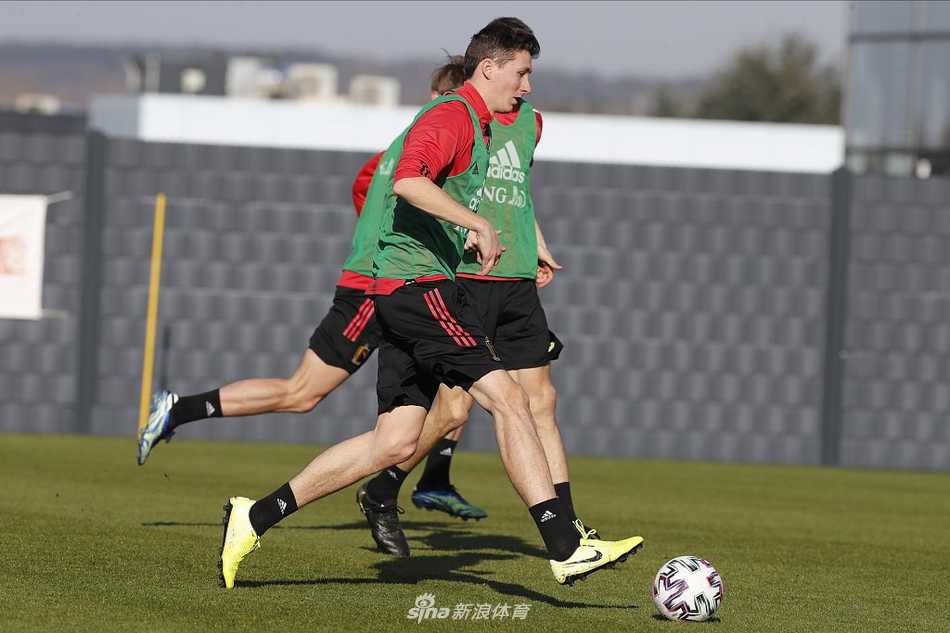 德布劳内与队友进行战术演练，他目光如鹰，每一次触球都蕴含着改变战局的力量，皮球在他脚下仿佛拥有了生命，直指对手心脏。