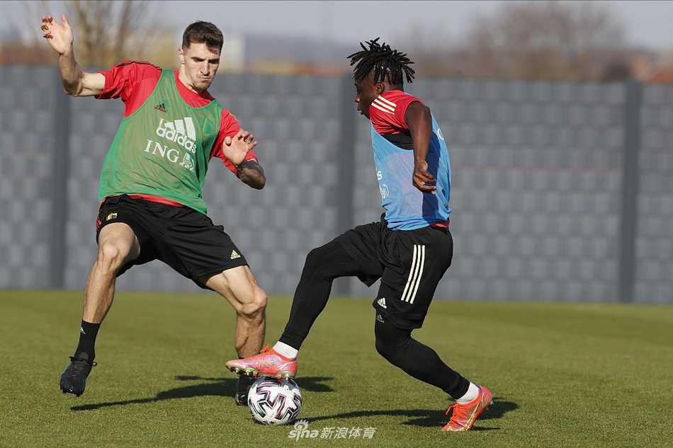 训练间隙，几名比利时队员围在一起交流心得，没有场上的剑拔弩张，只有兄弟间的信任与托付，这一刻的团结，比任何战术都重要。