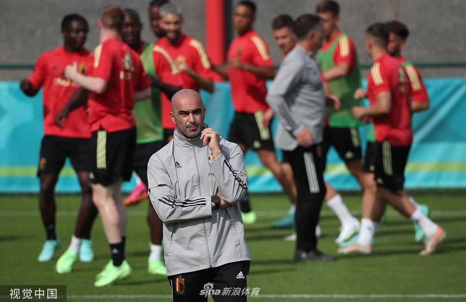 特写镜头下，维特塞尔（中）咧嘴大笑，眼睛眯成了一条缝，那份发自内心的快乐极具感染力。站在他身旁的默尼耶（右）虽然表情看似克制，但嘴角也忍不住上扬。两人似乎正以这种方式，给正在进行有球训练的队友们加油打气，构成了一幅既专业又充满人情味的备战画卷。