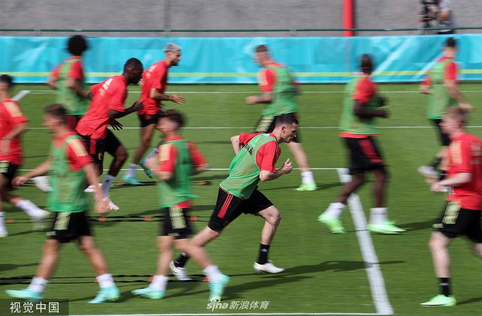 训练场上，大部分队员正在进行慢跑调整，维特塞尔（右一）和默尼耶（右二）并排跑在队伍中间。他们步调一致，脸上带着轻松的笑意，与队友们形成了和谐的整体。午后的阳光在他们身上勾勒出金色的轮廓，这一刻，他们不像是在备战生死战，更像是一群享受足球的老友在黄昏下漫步。