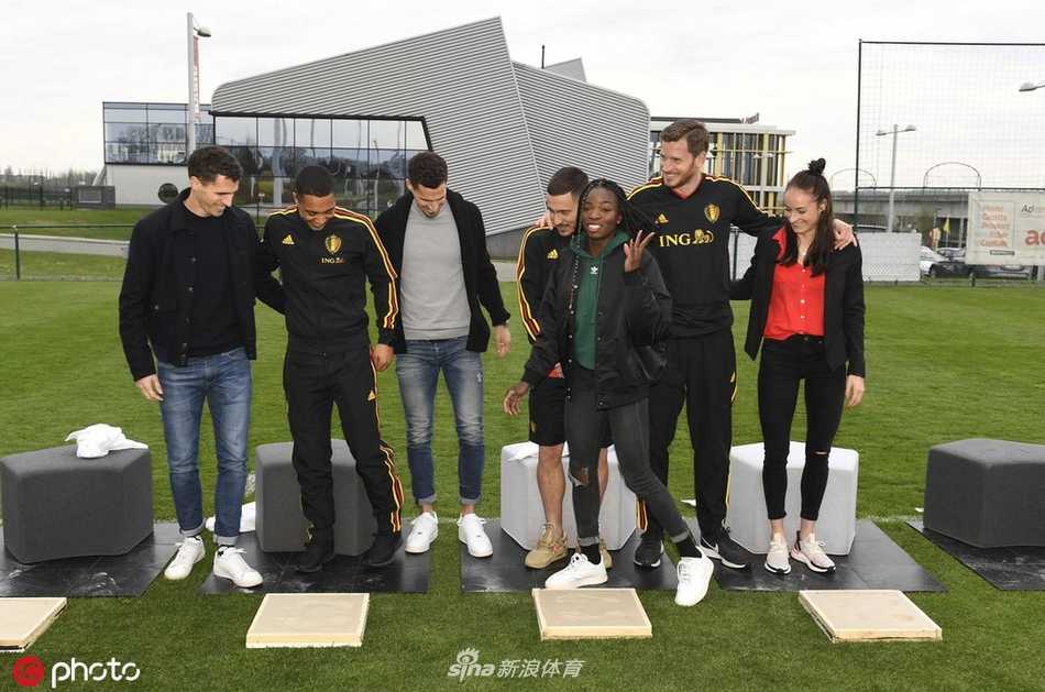 完成留印仪式的阿扎尔与队友并肩而立，他正仔细端详着自己刚完成的作品，眼神中流露出孩子般的好奇与喜悦。