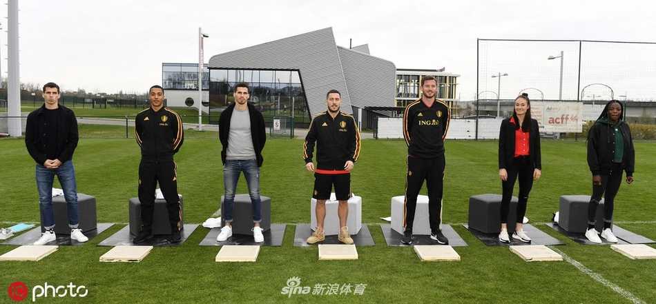 多双比利时国脚的手掌印密密麻麻排列在崭新的水泥板上，这些印记不仅记录了他们的到访，更象征着一个属于欧洲红魔的辉煌时代。