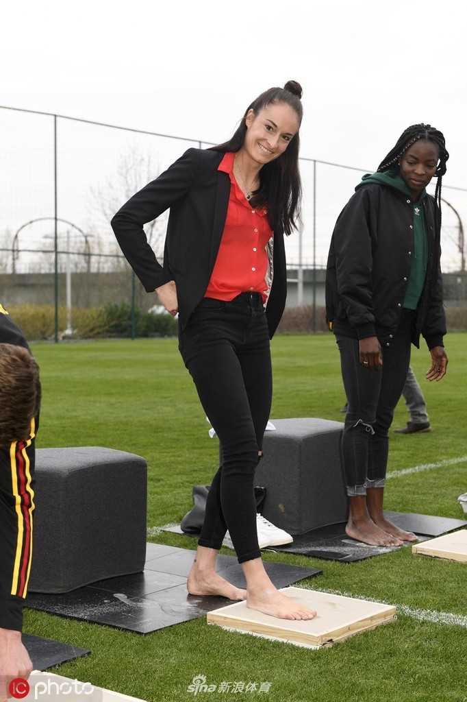 阿扎尔以一种极其投入的姿态完成留印，他身后的草坪与训练基地的背景，见证着这位比利时队长在场下的另一面温柔。