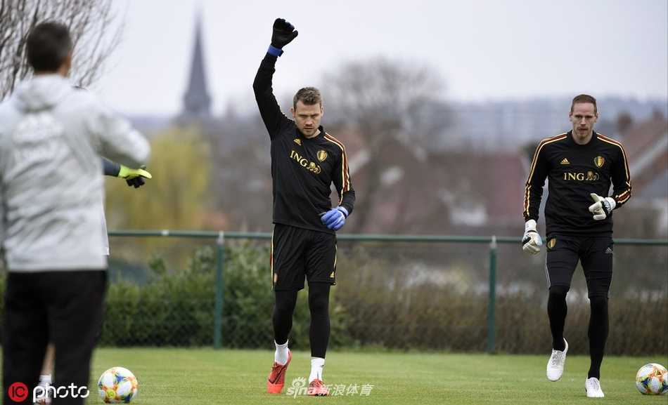 比利时“黄金一代”集结号 库尔图瓦引领最后冲锋 马丁内斯在场边指导球员战术跑位