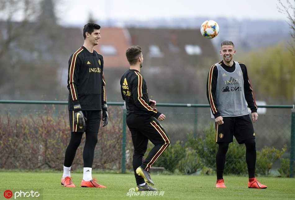 比利时“黄金一代”集结号 库尔图瓦引领最后冲锋 比利时队进行分组对抗,德布劳内正组织进攻