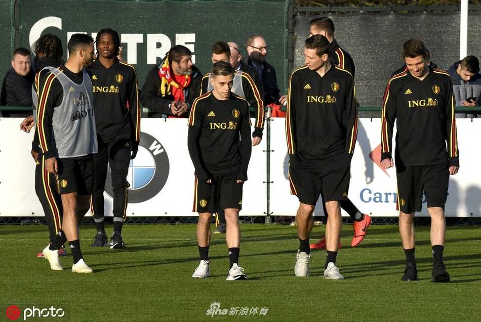 比利时“黄金一代”集结号 库尔图瓦引领最后冲锋 库尔图瓦在训练中飞身扑救,神情专注