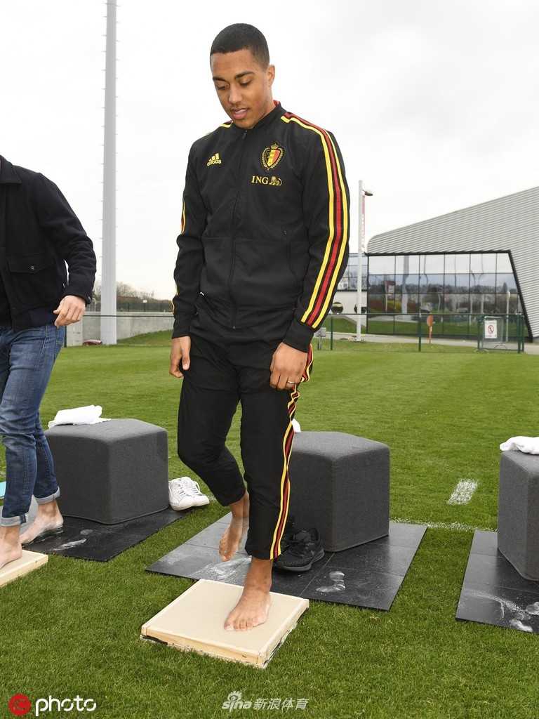 镜头拉近，阿扎尔的手印旁边清晰地刻着他的签名，这小小的细节让这块普通的石板成为了球迷心中永恒的纪念品。