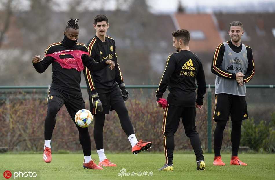 比利时“黄金一代”集结号 库尔图瓦引领最后冲锋 库尔图瓦在训练间隙与教练交流