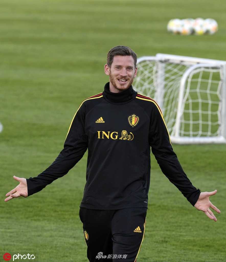 比利时“黄金一代”集结号 库尔图瓦引领最后冲锋 训练场边的比利时国旗和备战标语