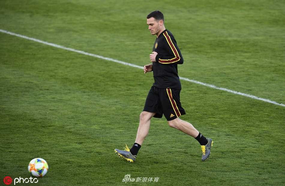 比利时“黄金一代”集结号 库尔图瓦引领最后冲锋 比利时队训练后放松,气氛轻松愉快
