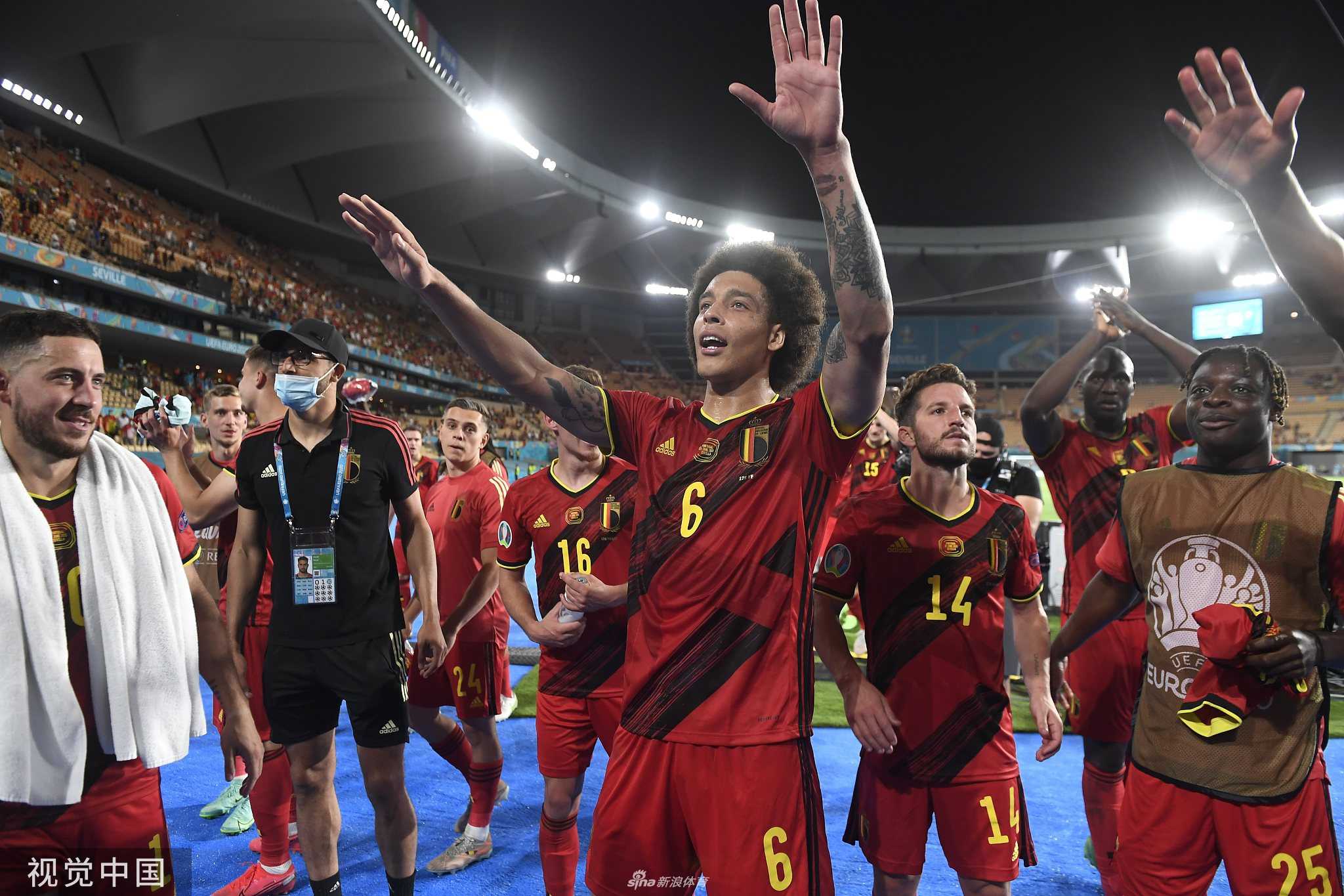 进球后的索尔根·阿扎尔激情滑跪庆祝，哥哥埃登·阿扎尔第一时间冲上来与他紧紧相拥，兄弟情谊在这一刻比胜利本身更加闪耀