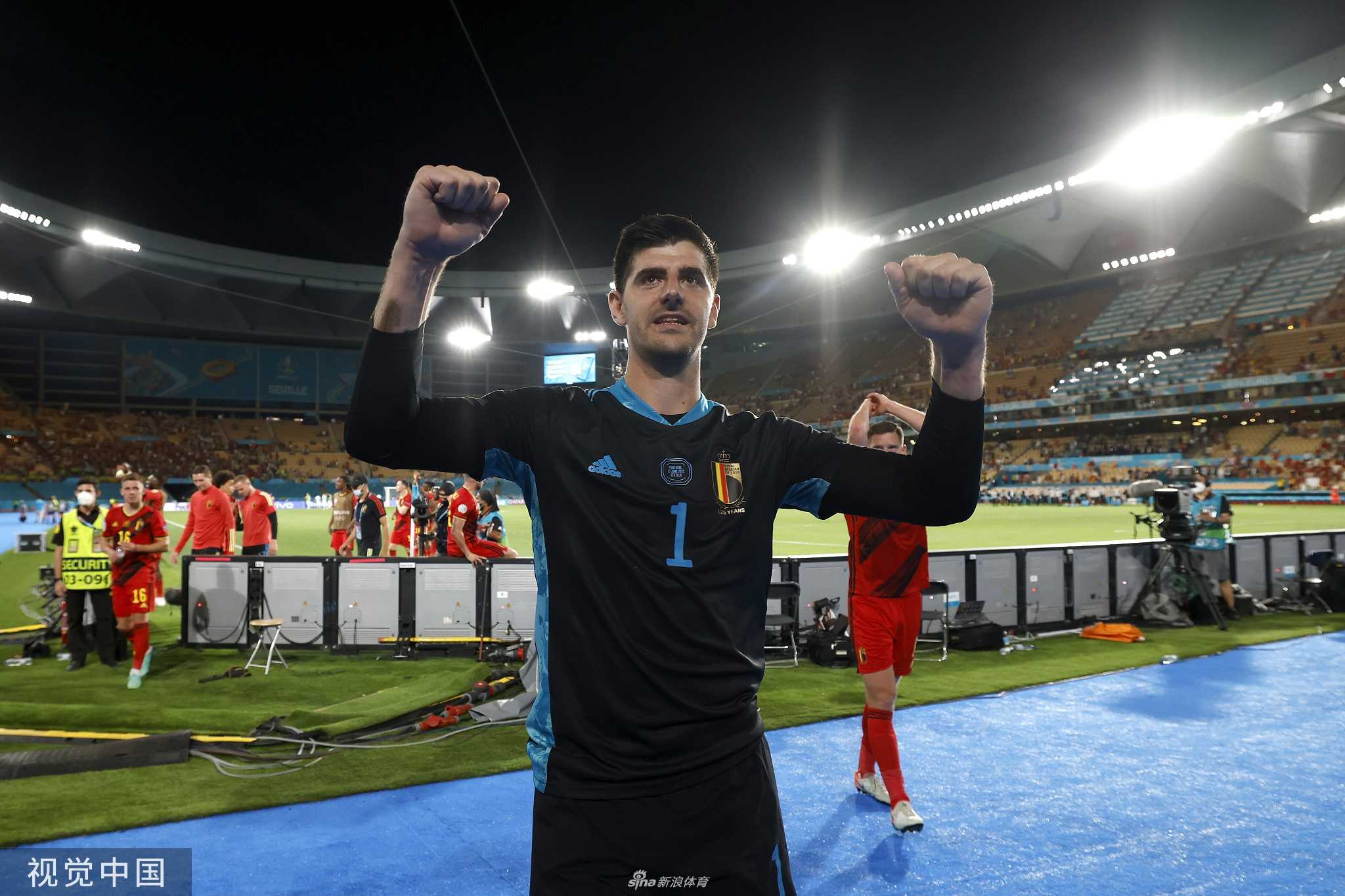 比利时核心德布劳内受伤倒地，手捂脚踝表情痛苦，葡萄牙球员帕利尼亚在一旁吃到黄牌，这次犯规成为比赛的转折点之一