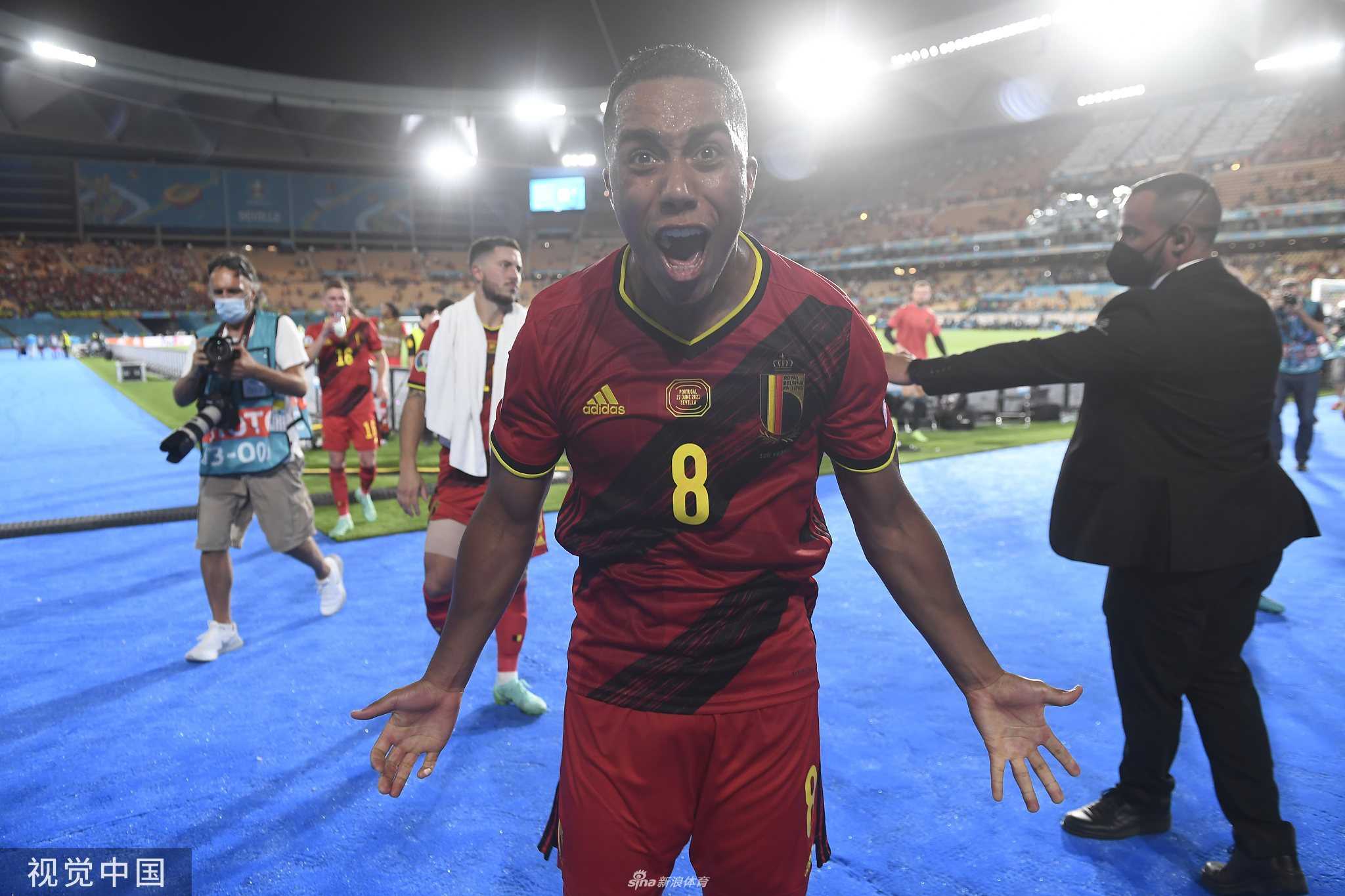 葡萄牙后卫与比利时前锋卢卡库在禁区内激烈对抗，人仰马翻的场面展现了这场欧洲杯淘汰赛火药味十足与寸土必争的紧张气氛