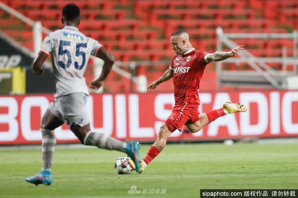 纳因戈兰手持斯帕尔44号球衣，与俱乐部官员合影留念